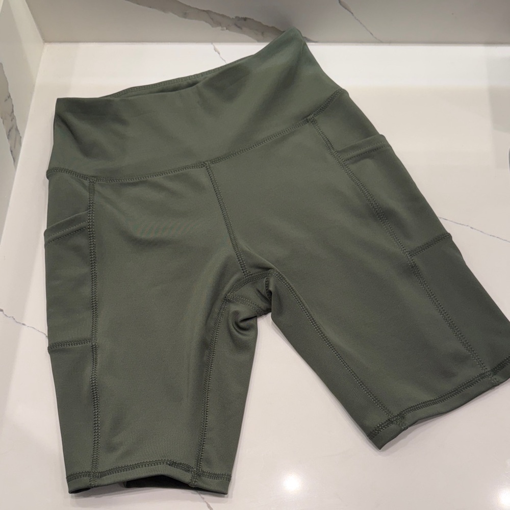 High-Waist Olive Green Active Biker Shorts‎